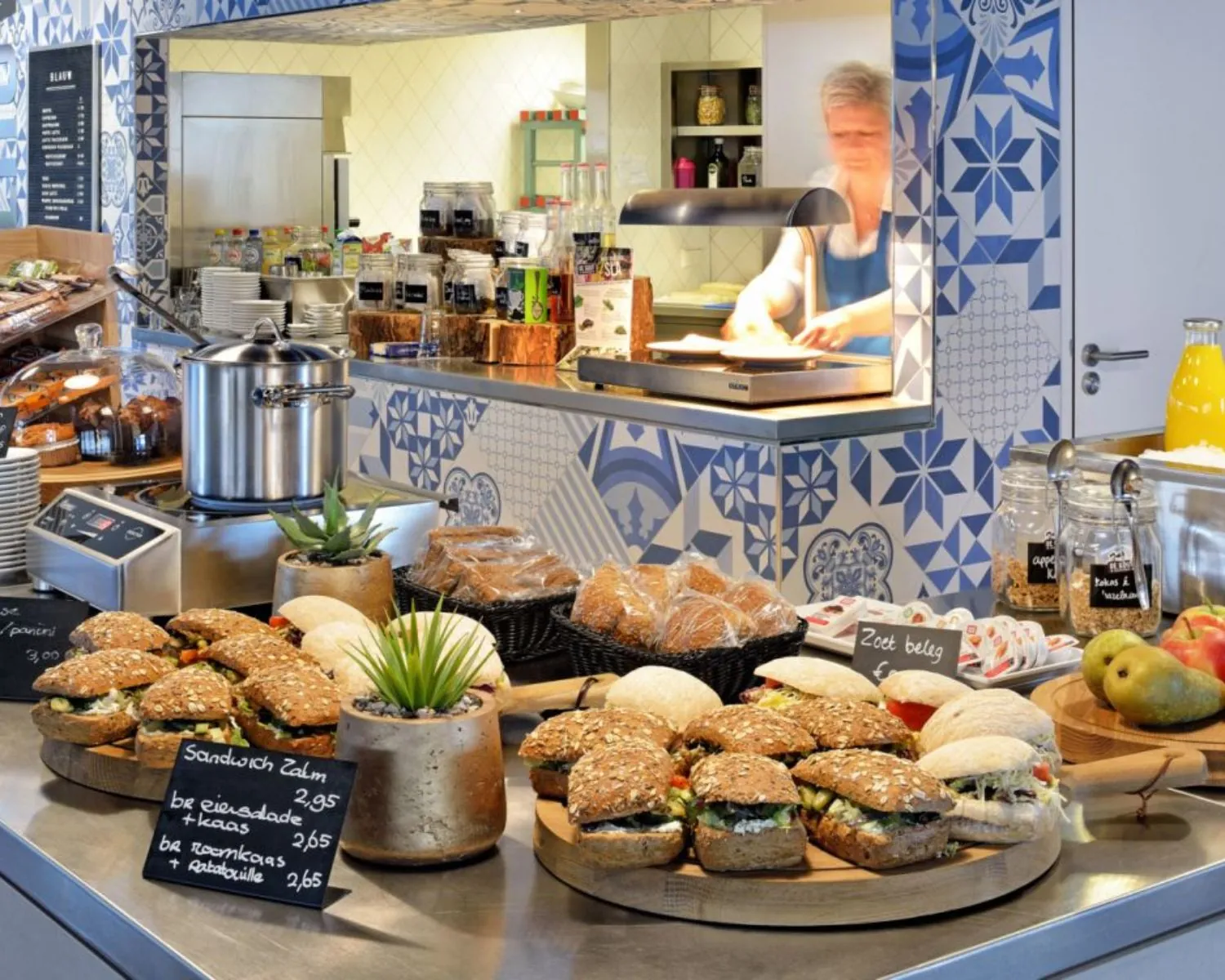 Uitgebreid lunchbuffet met belegde broodjes, fruit en dranken in een bedrijfsrestaurant aan de Europalaan 2 in Den Bosch.