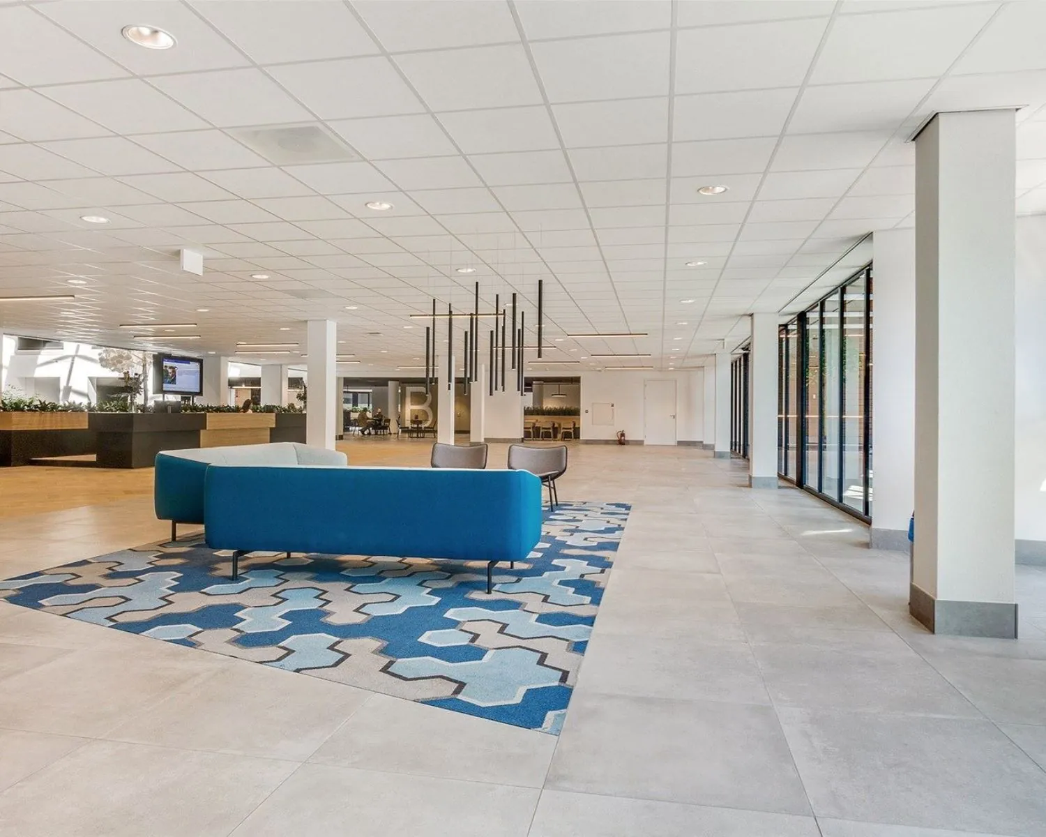 Moderne, open kantoorruimte met zithoek en grote ramen aan de Van Asch van Wijckstraat 55 in Amersfoort.