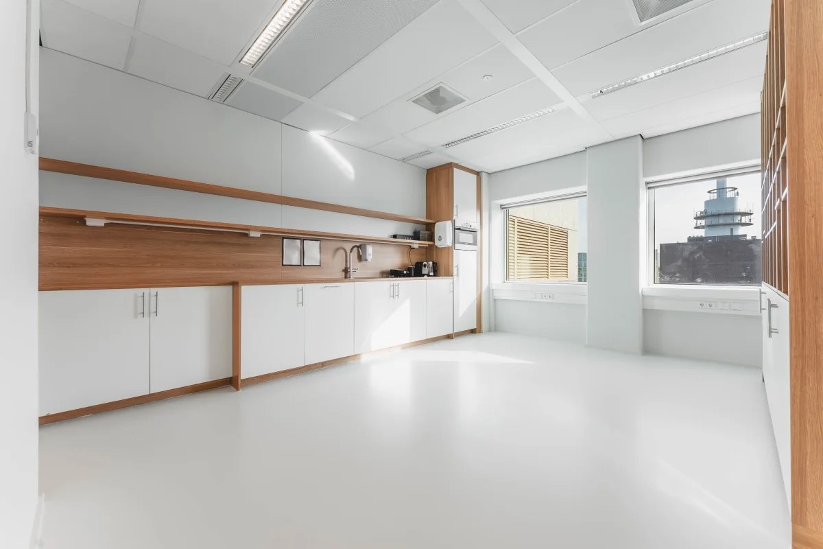 Moderne kantoorruimte in Amsterdam met een keuken en grote ramen aan de Barbara Strozzilaan.