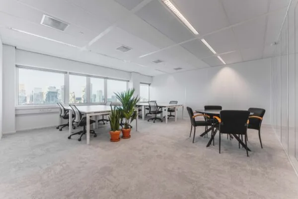 Moderne kantoorruimte aan de Barbara Strozzilaan 101 in Amsterdam met bureaus, stoelen en een vergadertafel.