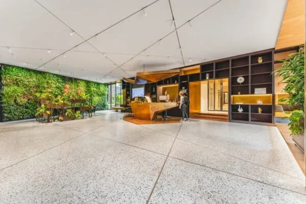 Een moderne kantoorruimte met een groene plantenwand en ontvangstruimte op Herengracht 471 in Amsterdam.