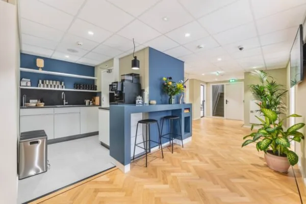 Moderne kantoorruimte met een kleine keuken en zitgedeelte in Amsterdam, Herengracht 471.
