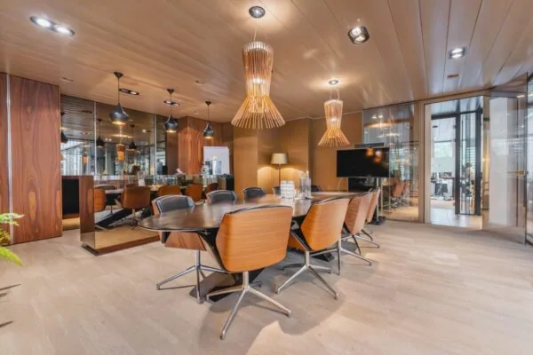 Moderne vergaderruimte met houten tafel en stoelen in Amsterdam, Muiderstraat.