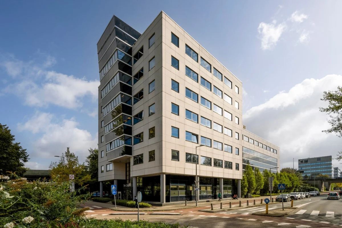 Een modern kantoorgebouw aan de Overscheistraat 59 in Amsterdam op een zonnige dag.