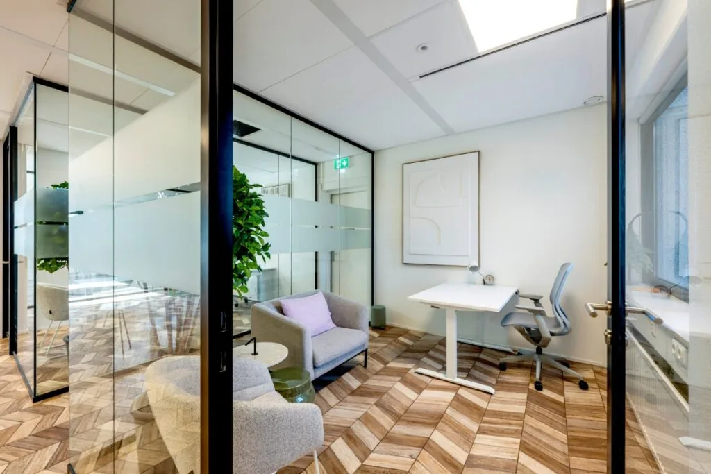 Moderne kantoorruimte met glazen wanden en stijlvolle inrichting aan de Overscheistraat 59 in Amsterdam.