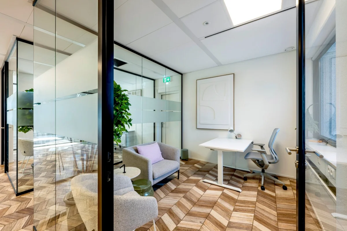 Moderne kantoorruimte met glazen wanden en stijlvolle inrichting aan de Overscheistraat 59 in Amsterdam.