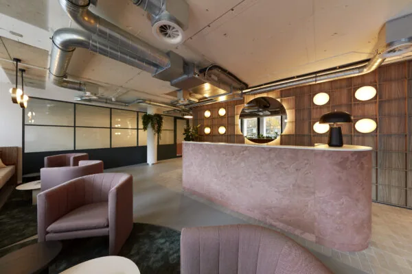 Moderne kantoorruimte aan de Koninginnegracht 10 in Den Haag met een stijlvolle ontvangstbalie en loungehoek.
