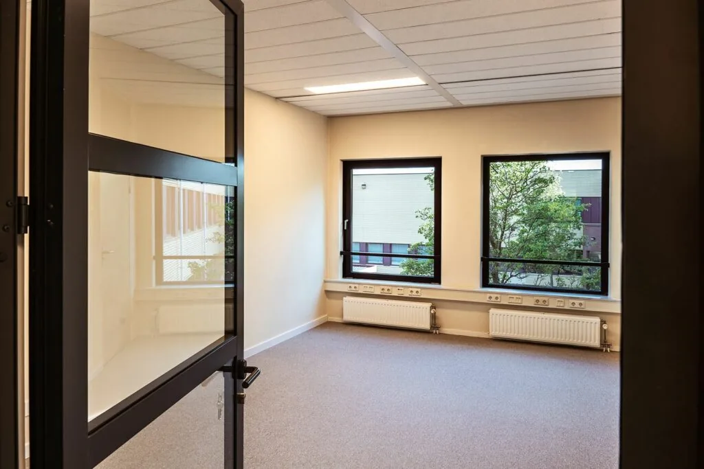 Moderne, lichte kantoorruimte met grote ramen in het bedrijfsverzamelgebouw Mercurion 24 in Zevenaar.