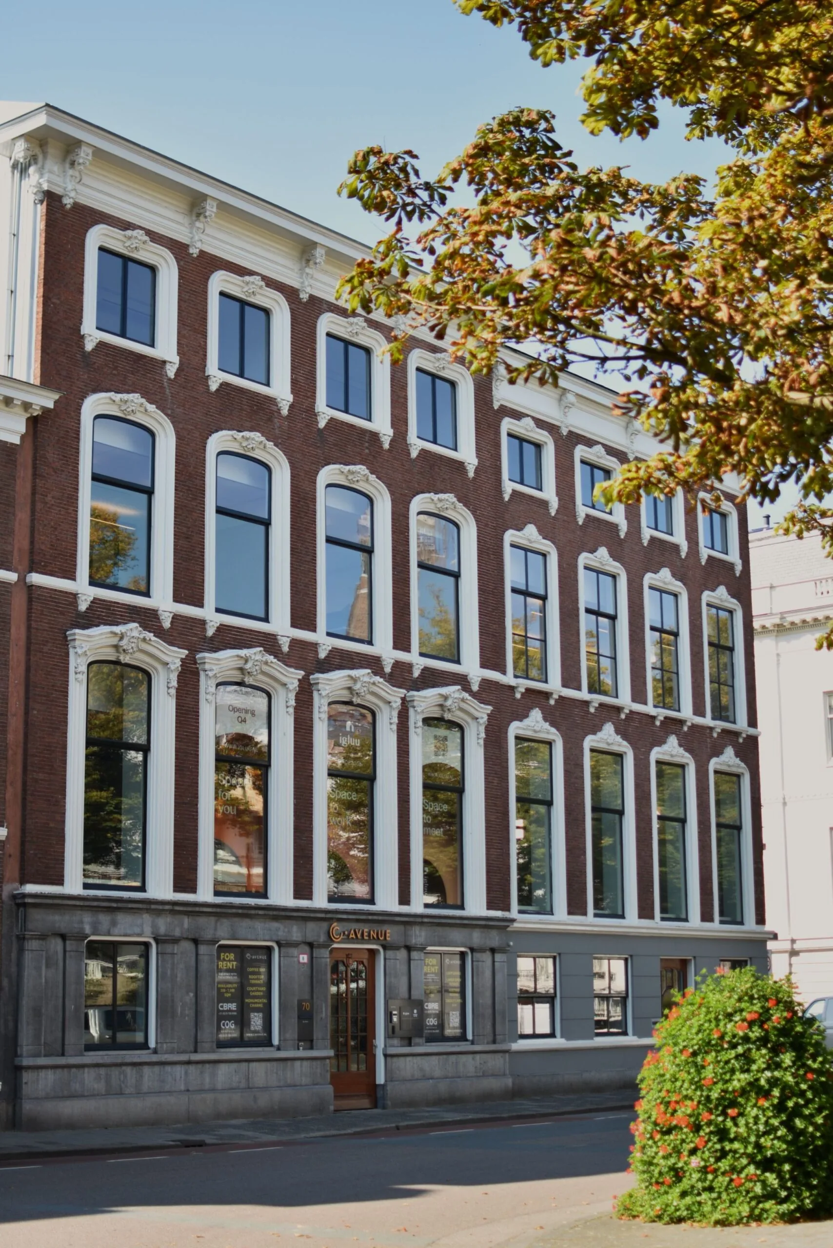 Voorgevel van een klassiek kantoorpand aan de Zeestraat 70 in Den Haag met grote ramen en het bord "CA Avenue" boven de ingang.