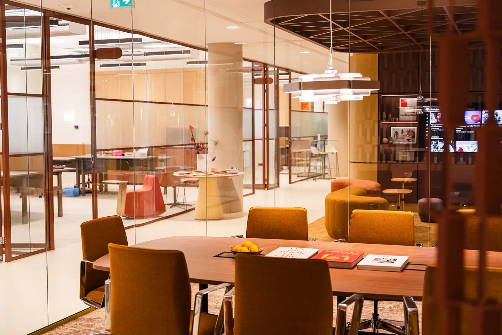 Moderne en stijlvolle kantoorruimte met glazen wanden aan de Zeestraat 70 in Den Haag.