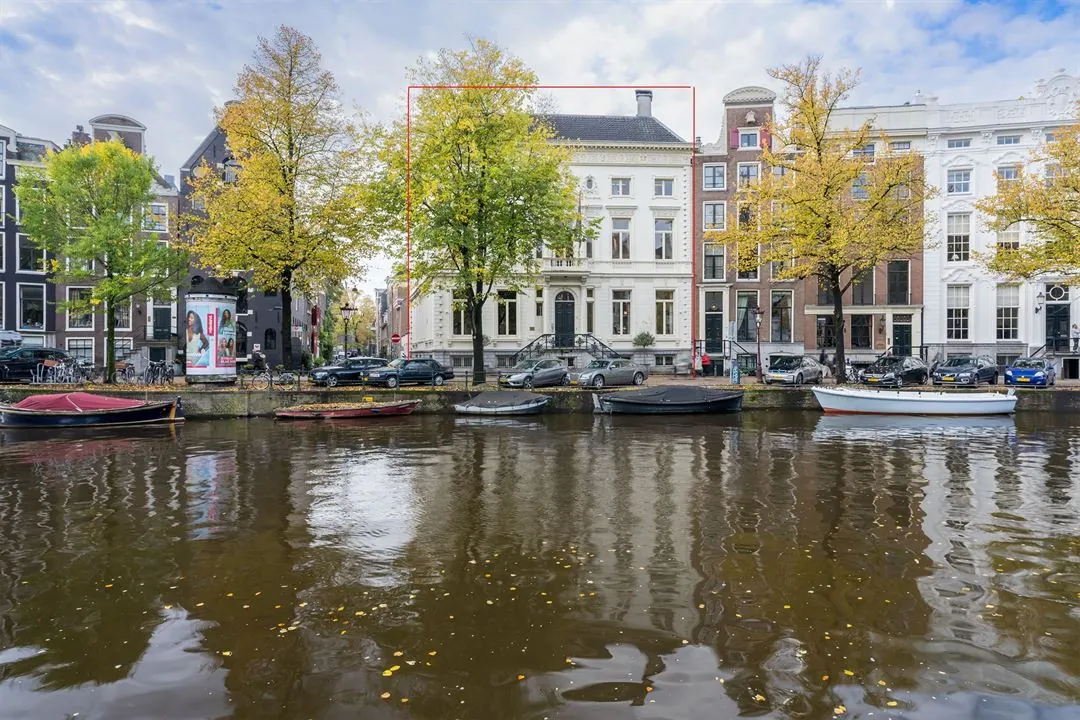 Gevel van het grachtenpand Keizersgracht 452 in Amsterdam, gezien vanaf de overkant van de gracht met boten op het water.