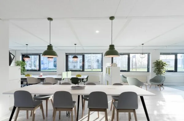 Moderne en lichte kantoorruimte aan de Nevelgaarde 8 met meerdere werkplekken, vergadertafel en zithoek.