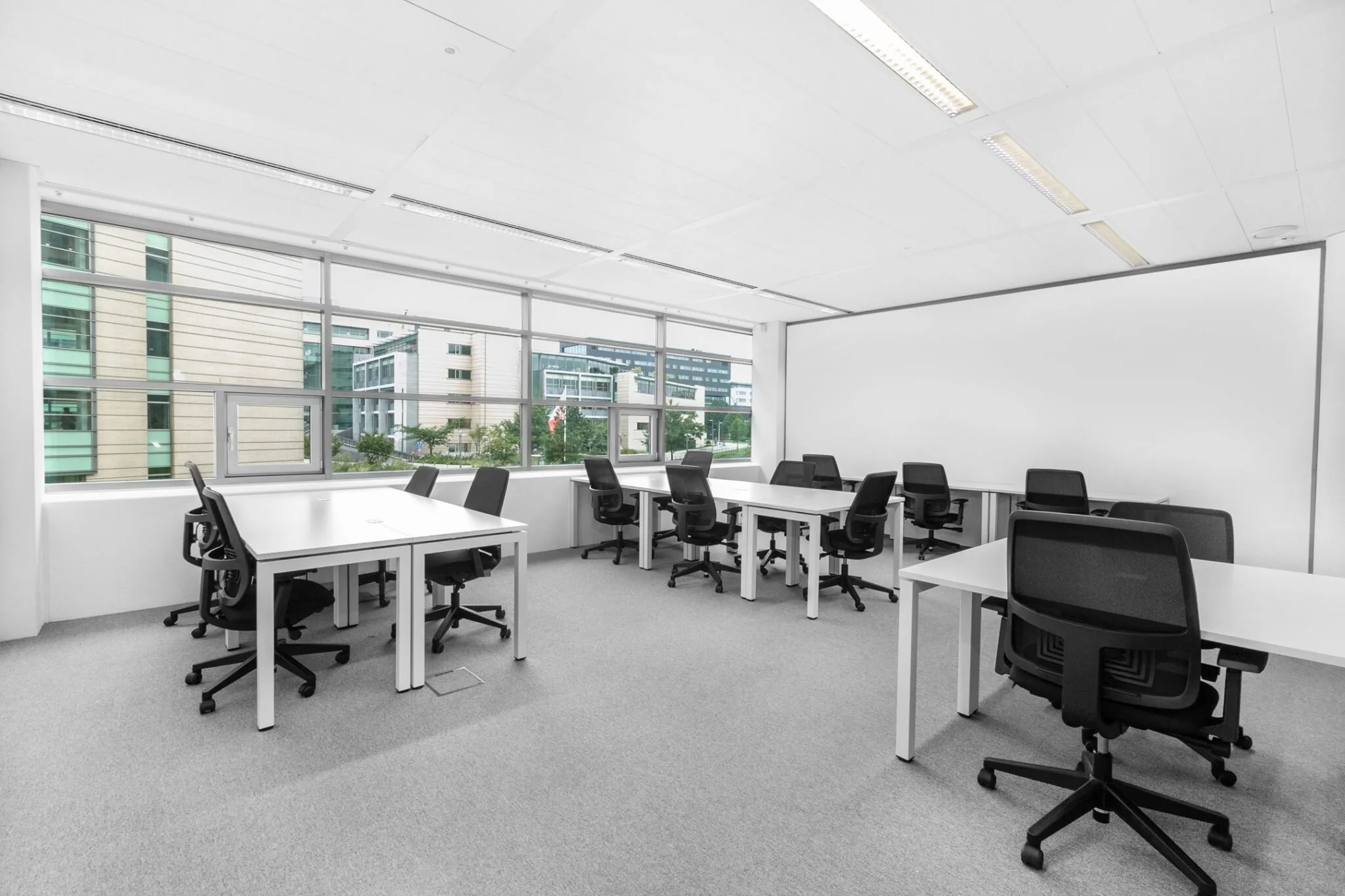 Moderne en lichte kantoorruimte aan de Papendorpseweg 95 met meerdere bureaus en bureaustoelen.