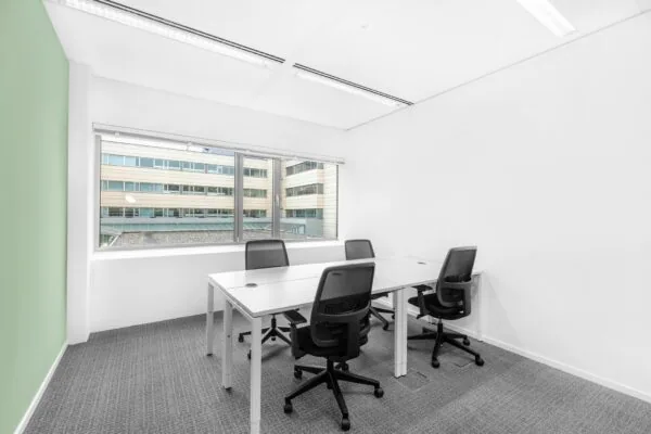 Kleine, moderne kantoorruimte met vier bureaustoelen en uitzicht op het gebouw aan de Papendorpseweg 95.