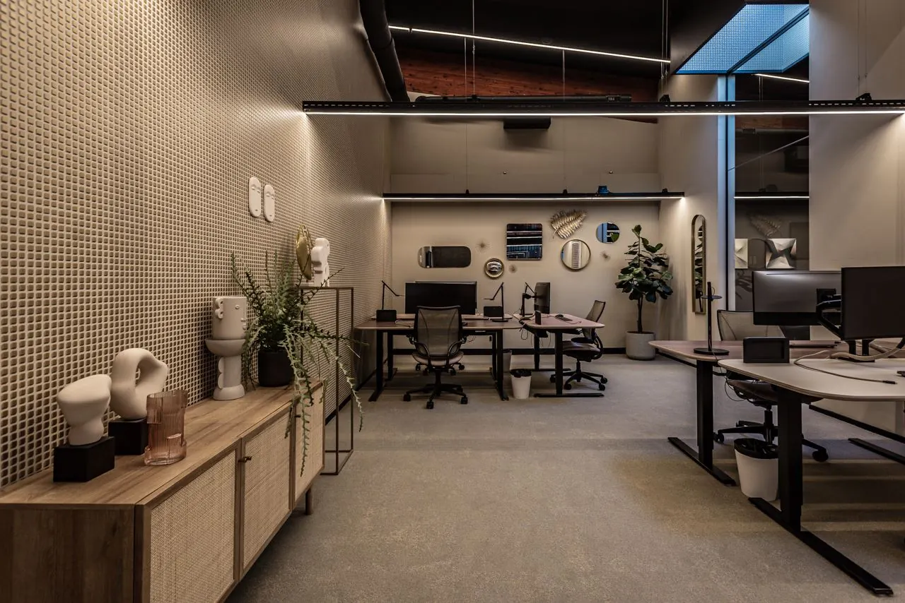 Modern ingericht kantoor aan Plaatweg 15 met bureaus, designmeubilair en kunstobjecten aan de muur.