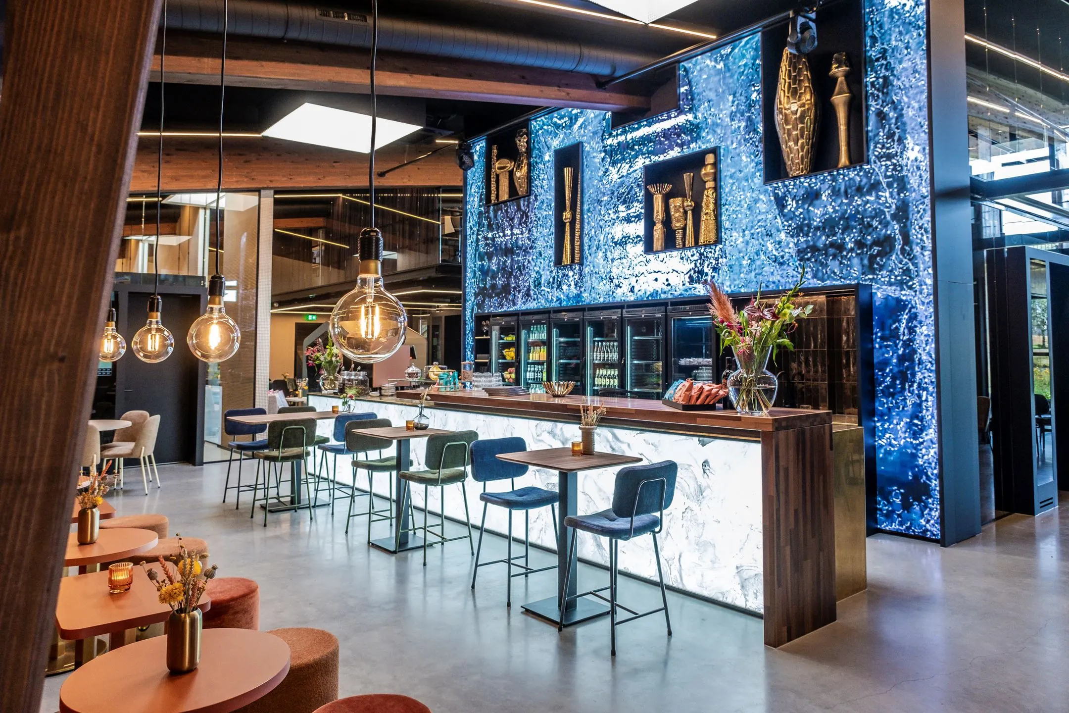 Moderne bar met kleurrijke decoratie, designmeubilair en sfeerverlichting in Plaatweg 15_6.