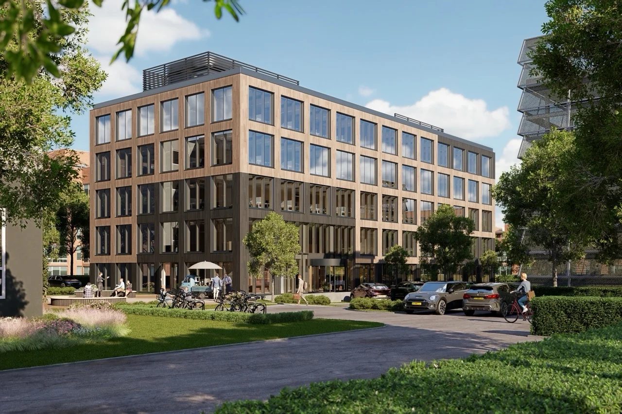 Modern kantoorgebouw met houten gevel, omringd door groen, geparkeerde auto's en mensen in een levendige stadse omgeving.