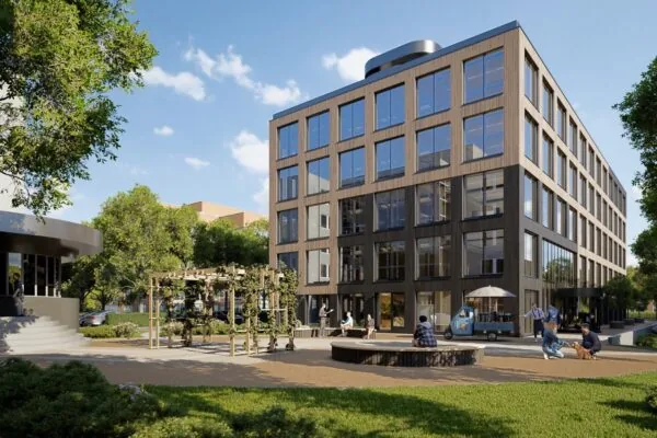 Moderne kantoorgebouw “Scene 5 DEF 1 groot groot” met veel glas en houten gevel, omringd door een groene buitenruimte met mensen en zitplekken.