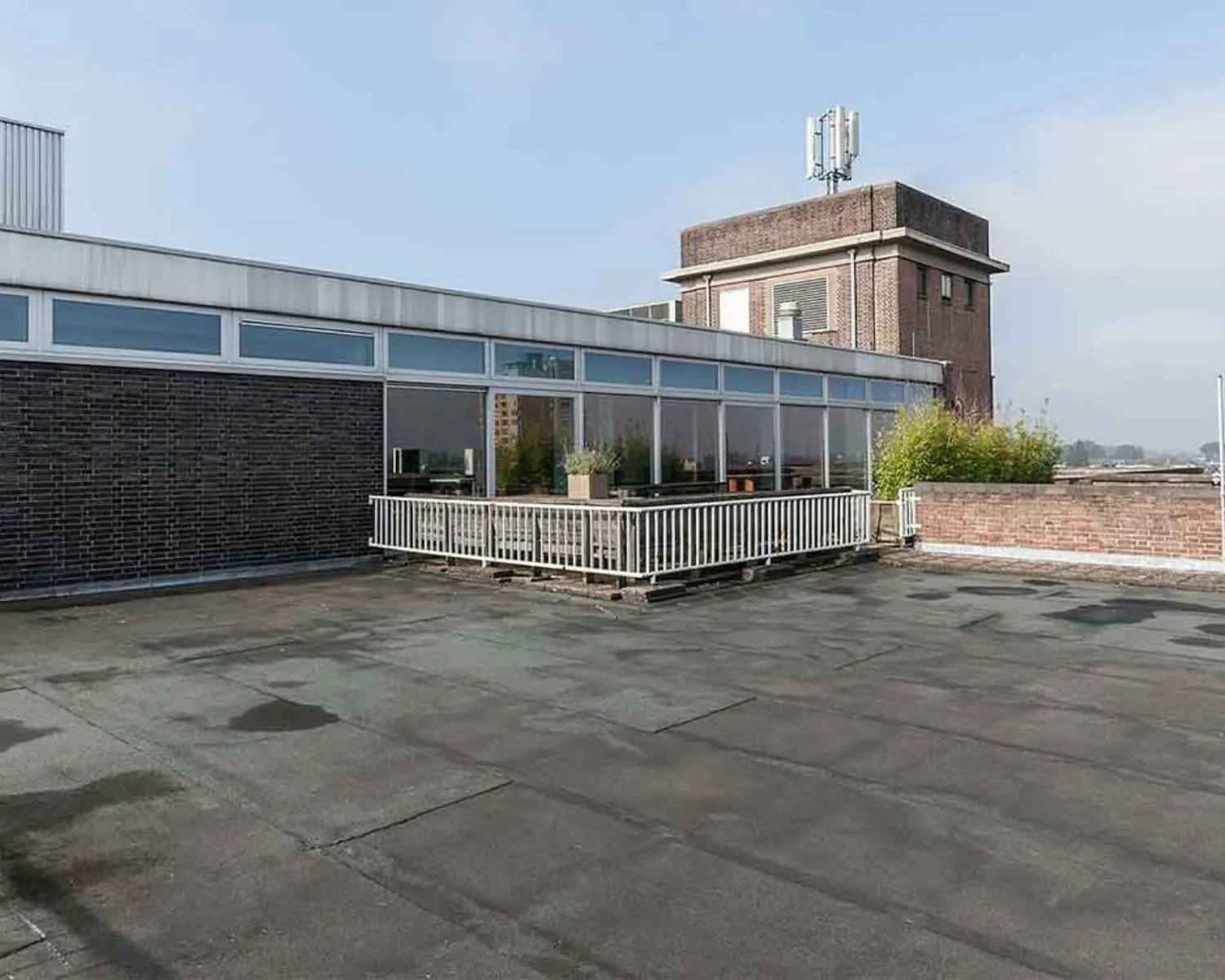 Dakterras met balustrade en plantenbakken op een gebouw aan de Schiekade 34 in Rotterdam.