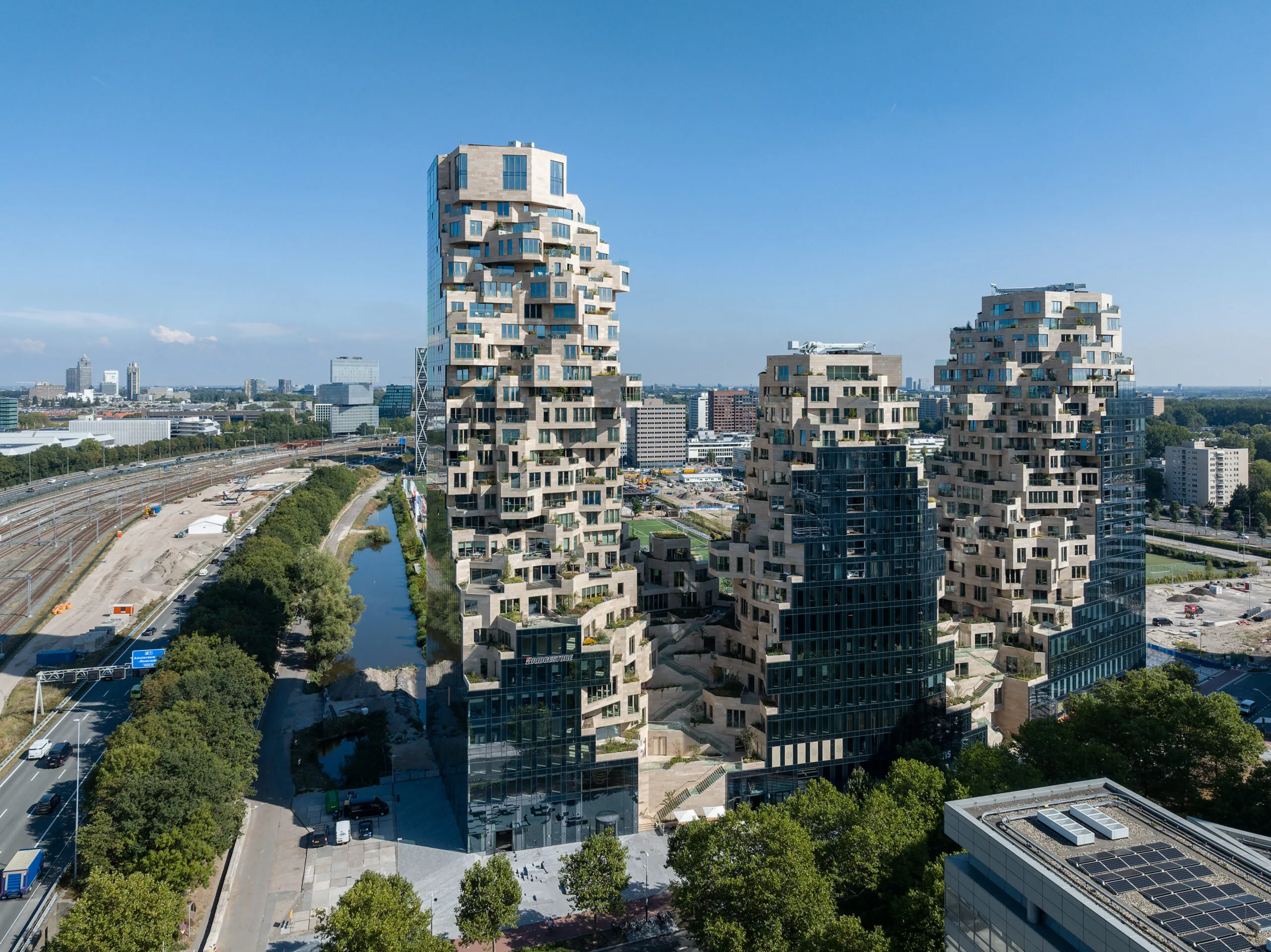 Luchtfoto van de opvallende en groenbegroeide woontorens van The Valley in Amsterdam.