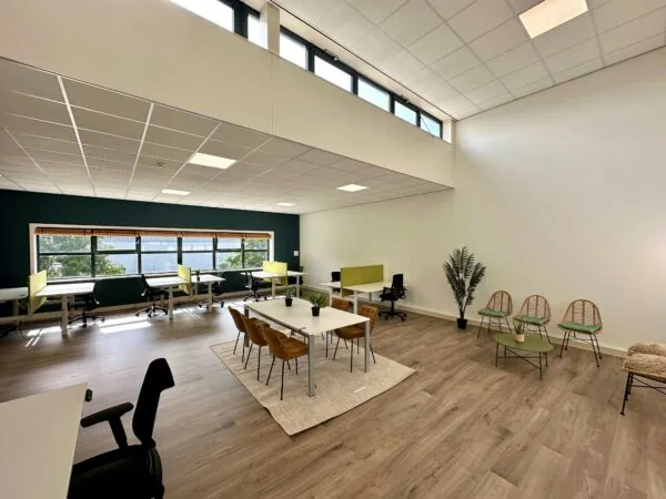 Modern ingerichte kantoorruimte aan de Waarderweg 25 met bureaus, vergadertafel en zithoek.
