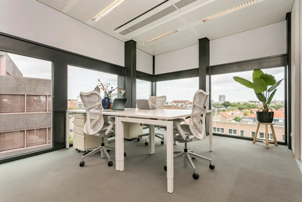 Modern ingericht kantoor op een hoeklocatie met grote ramen en uitzicht over de stad vanaf het Wim Duisenbergplantsoen 31.