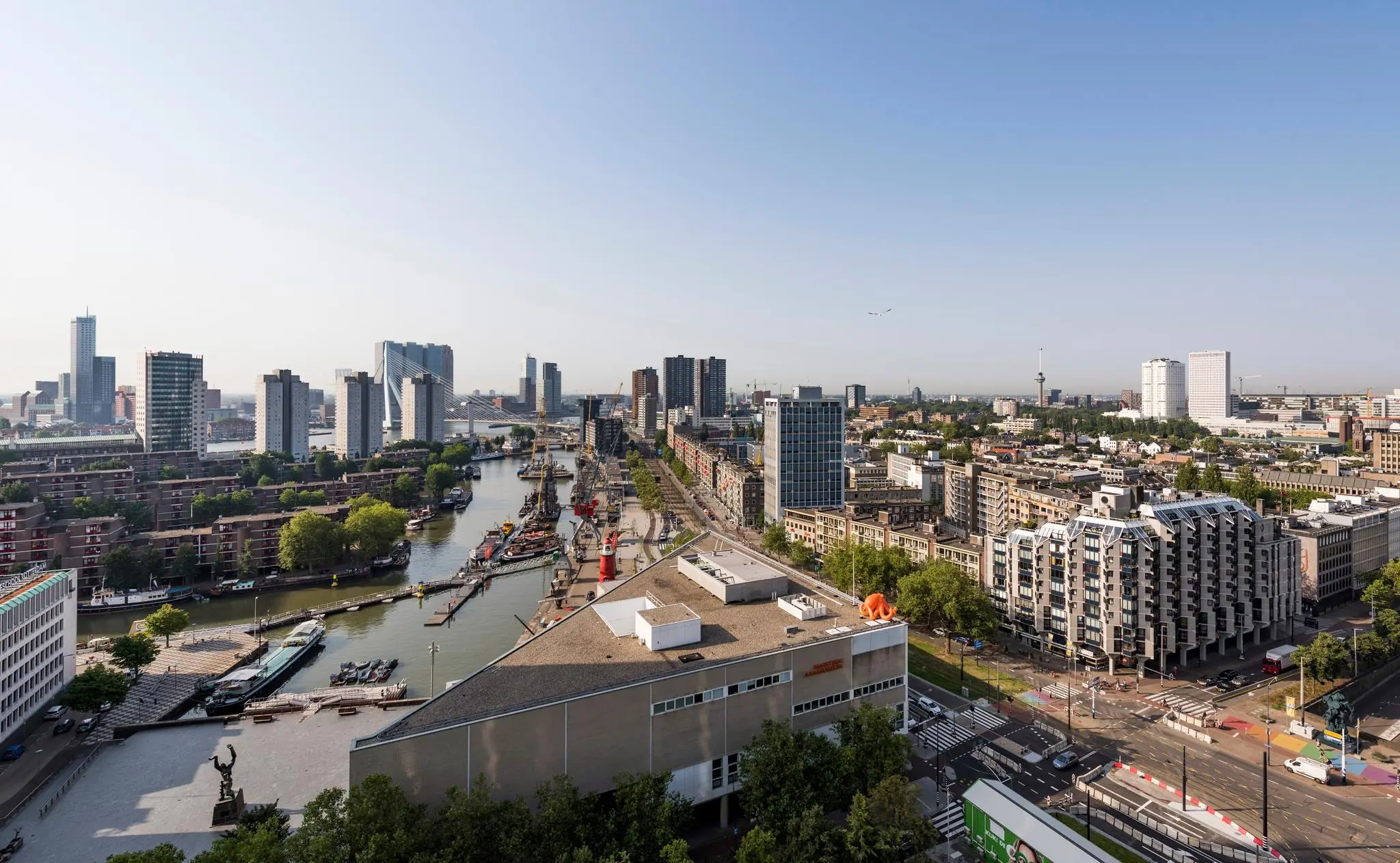 Luchtfoto van Rotterdam met uitzicht op de Blaak, de Oude Haven en de Erasmusbrug op de achtergrond.