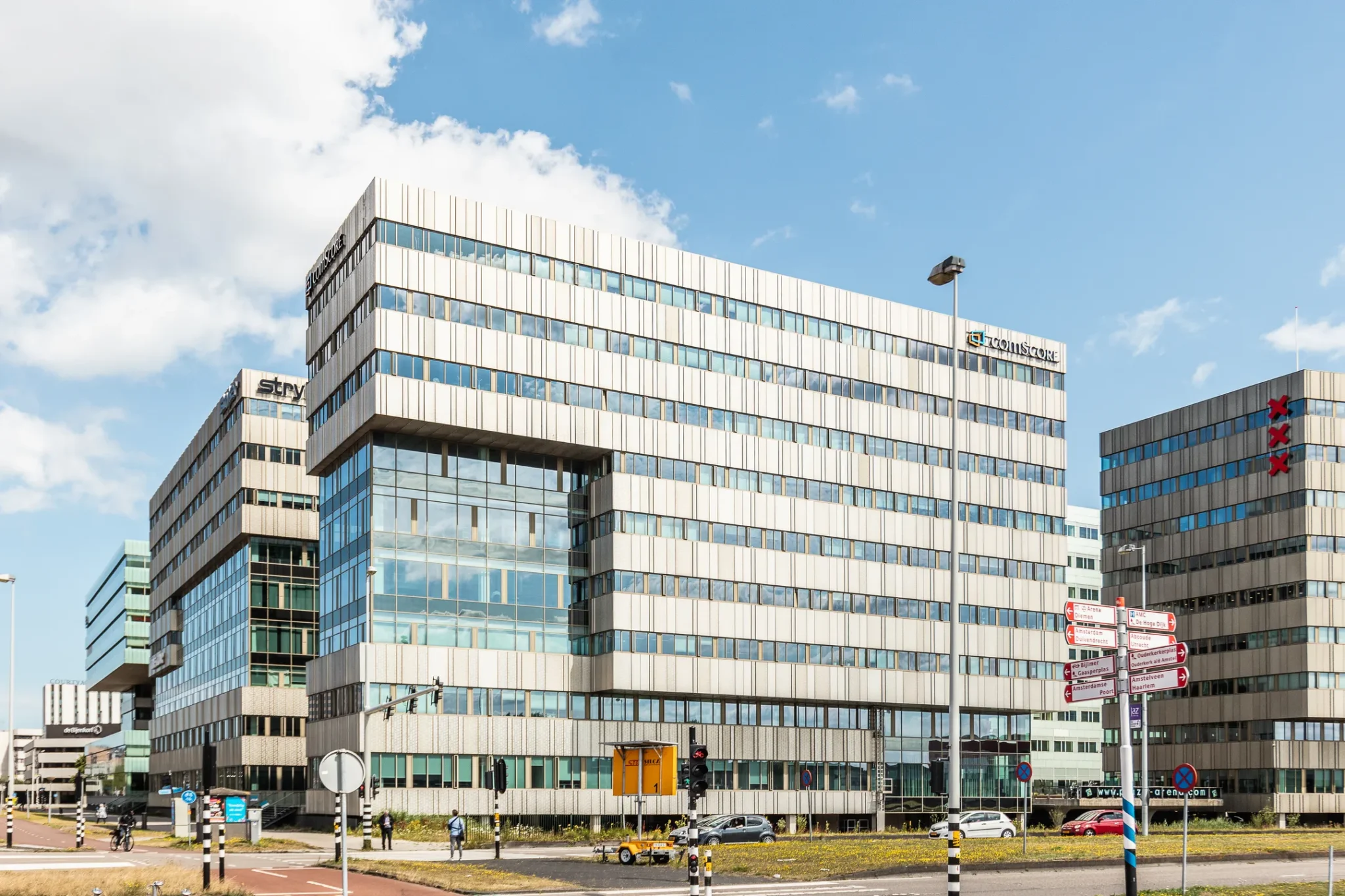 Modern kantoorgebouw aan de Herengracht 204 in Amsterdam met glazen gevels en meerdere verdiepingen.