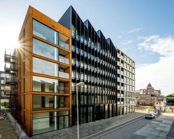 Modern kantoorpand aan de Oostenburgermiddenstraat 123 in Amsterdam met een opvallende gevel van glas, staal en cortenstaal.