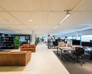 Moderne, open kantoorruimte met werkplekken, zithoek en veel daglicht aan het Stationsplein 416 in Schiphol.