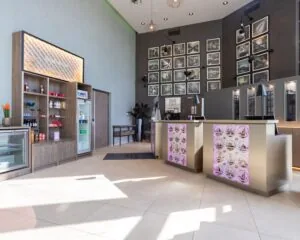Moderne receptieruimte in het Leonardo Royal Hotel aan de Paul van Vlissingenstraat 24 in Amsterdam met displays, foto's en een minimarkt.