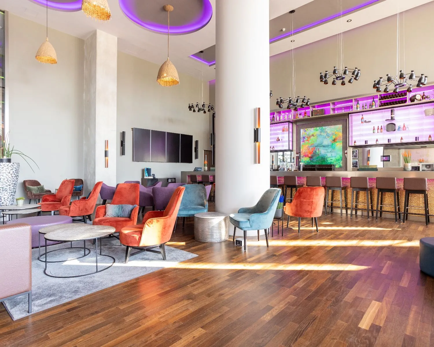 Moderne en kleurrijke lounge- en barruimte in het Leonardo Royal Hotel aan de Paul van Vlissingenstraat 24 in Amsterdam.