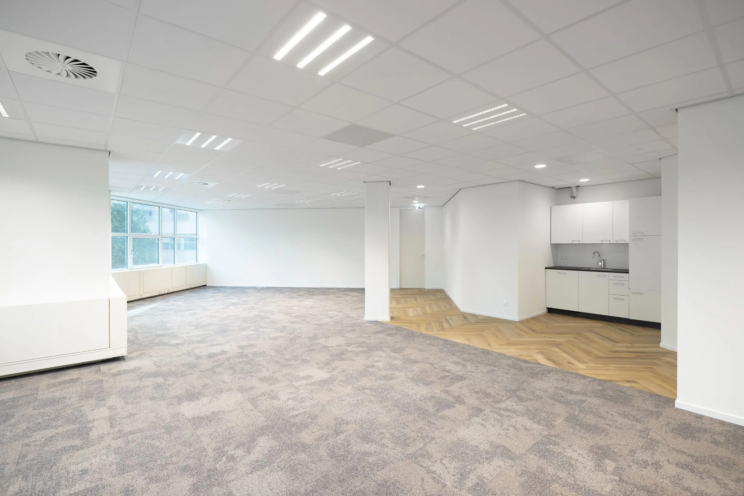 Moderne, lichte kantoorruimte met kitchenette aan de Overschiestraat 186 in Amsterdam.