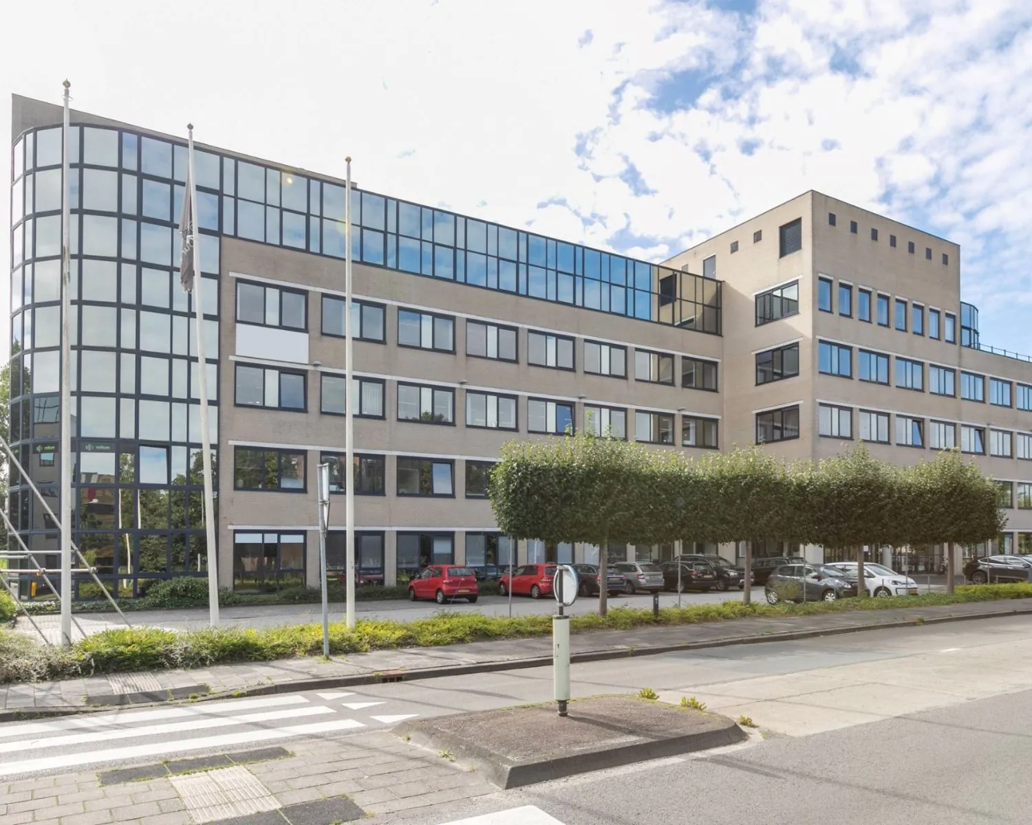 Modern kantoorgebouw aan de Paterswoldseweg 806-8 met grote ramen en parkeergelegenheid voor de deur.