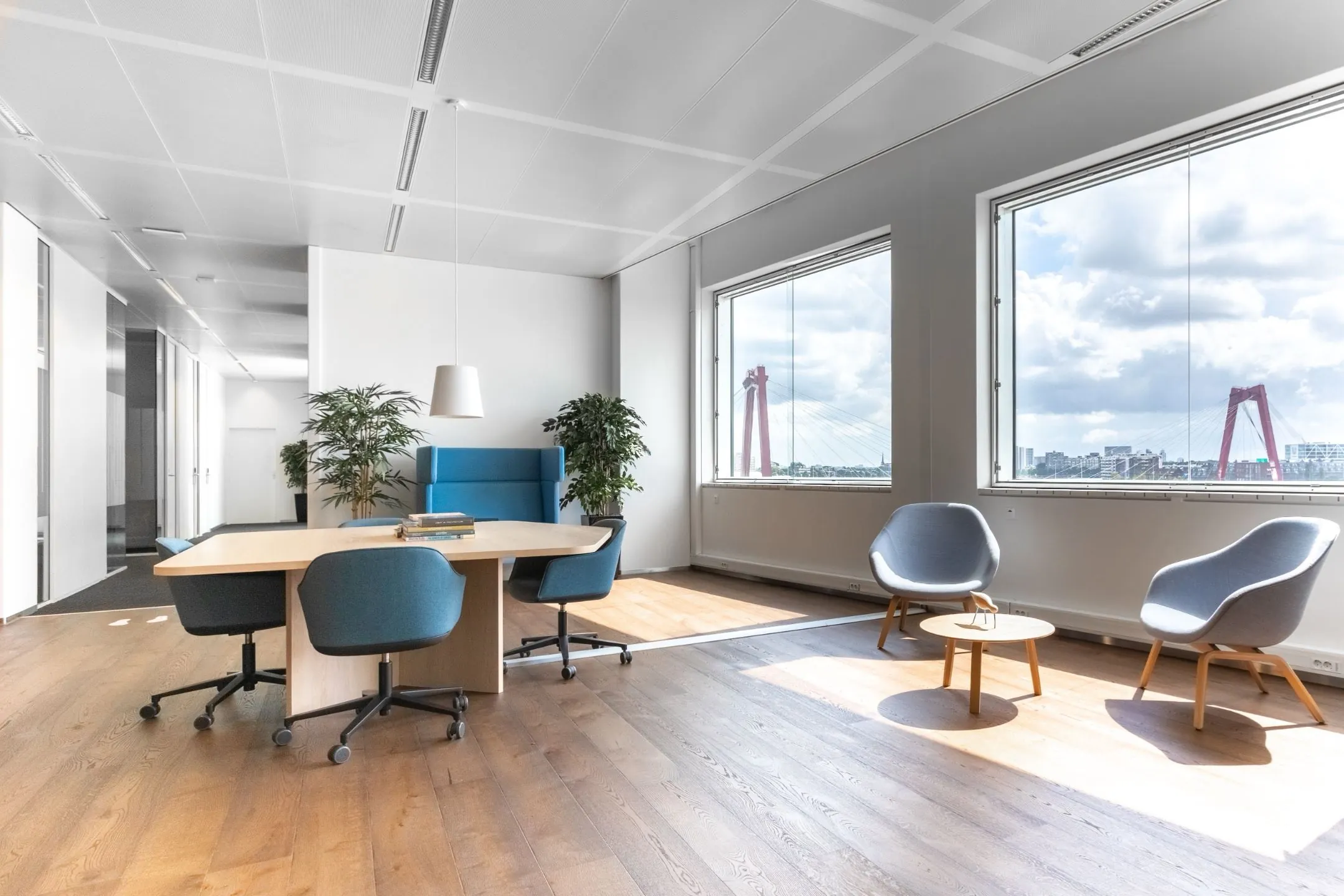 Moderne kantoorruimte te huur aan de Boompjes 40 in Rotterdam met uitzicht op de Willemsbrug.
