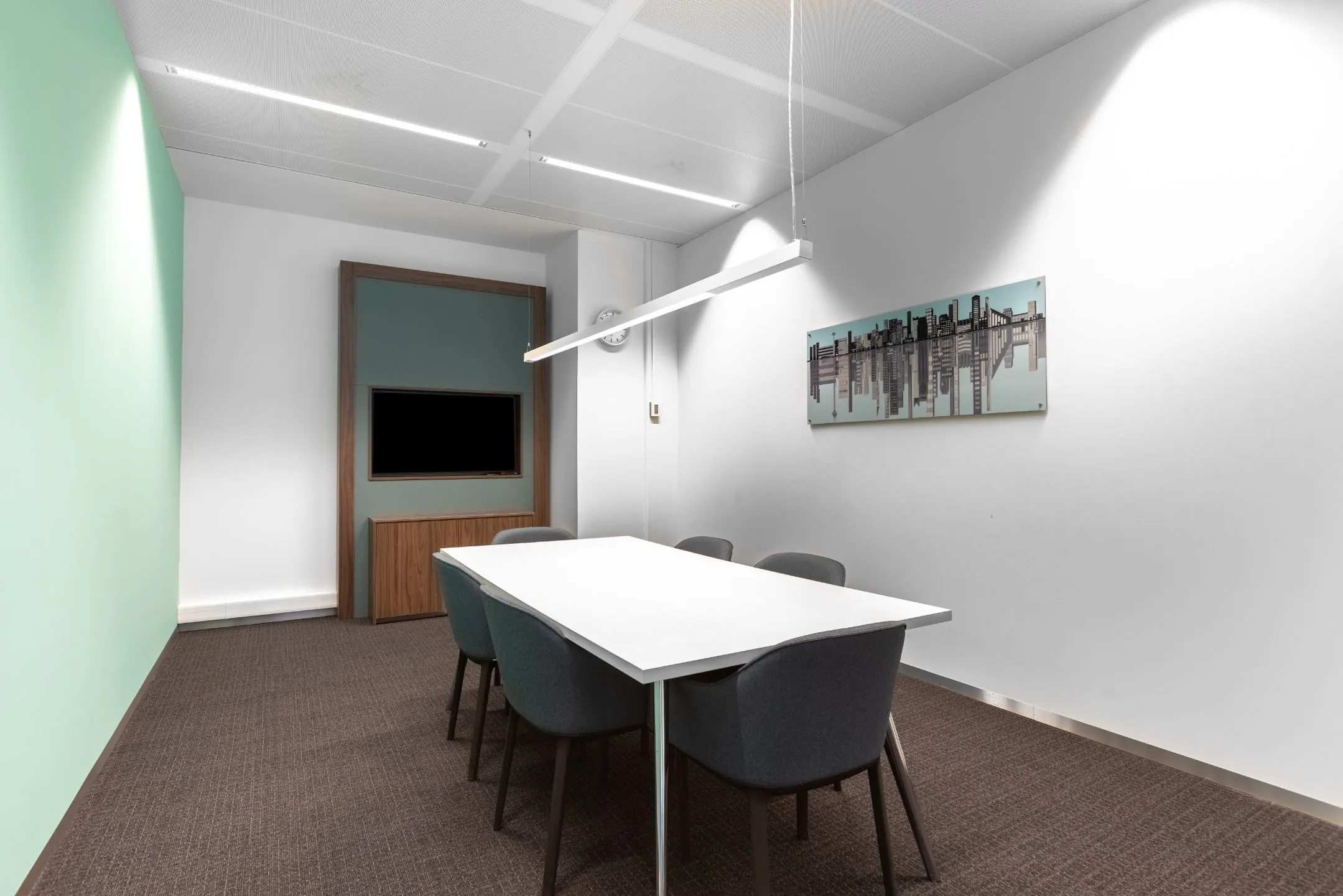 Moderne vergaderruimte in kantoorruimte aan Boompjes 40 in Rotterdam met witte tafel, zes stoelen en wanddecoratie.