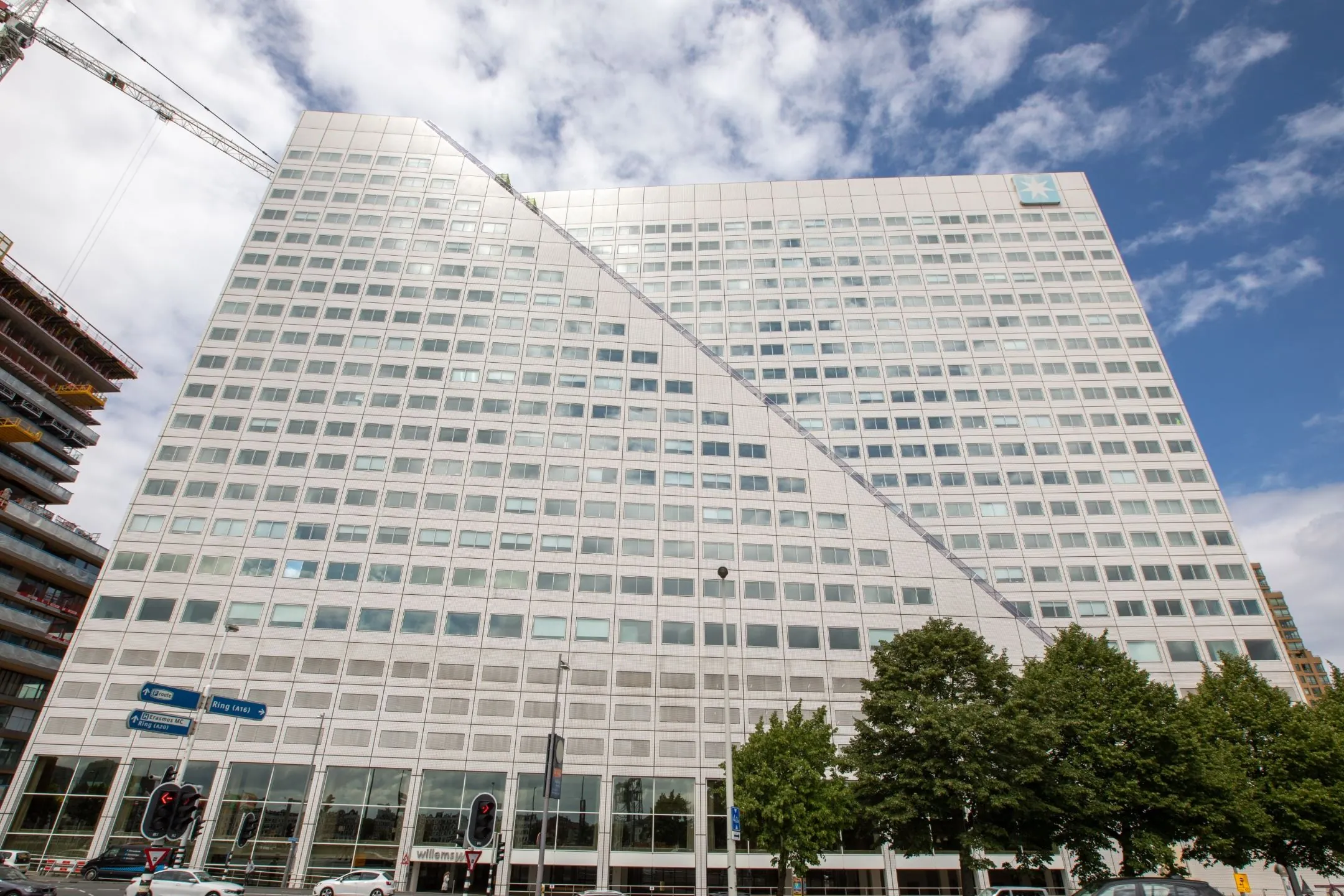 Wit kantoorgebouw aan de Boompjes 40 in Rotterdam met opvallende diagonale lijnen op de gevel.