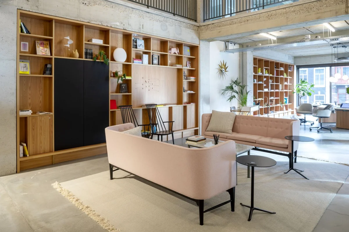 Moderne kantoorruimte op de Vijzelstraat 13 in Amsterdam met licht interieur en stijlvolle inrichting.