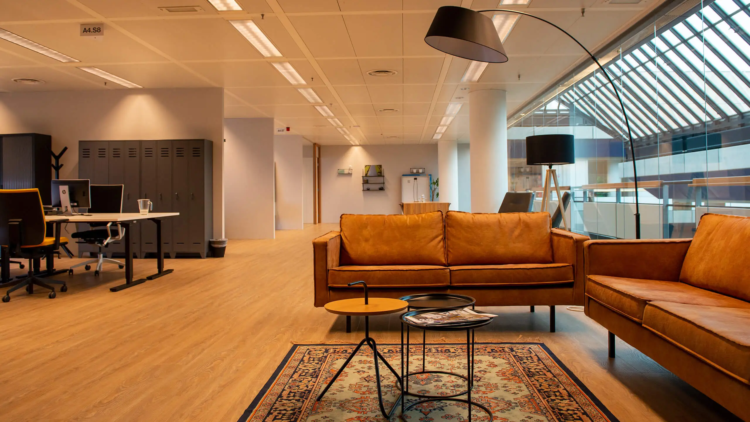 Moderne kantoorruimte aan de Bruistensingel 400 in Den Bosch met zithoek, bureaus en grote raampartijen.