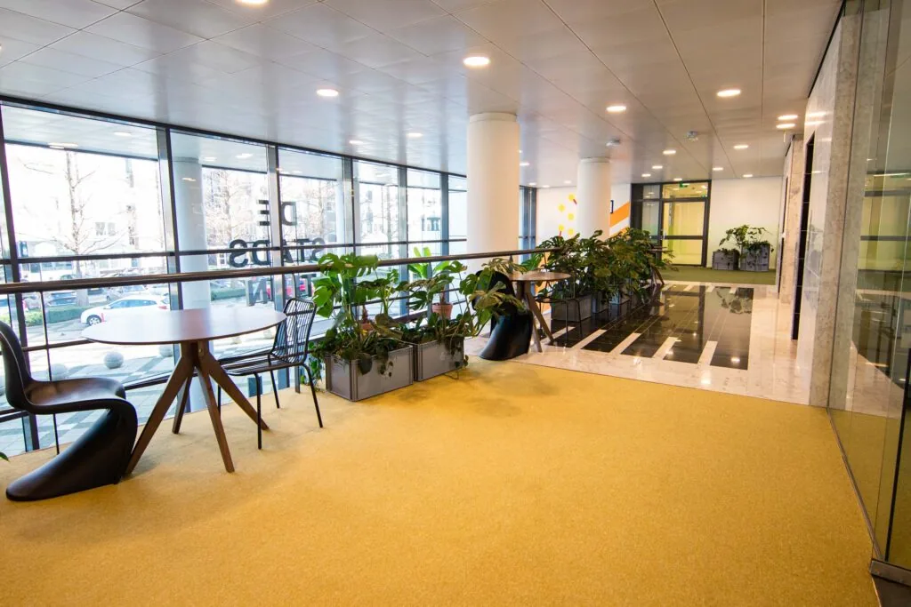 Moderne en lichte kantoorruimte aan de Bruistensingel 500 in Den Bosch met zithoek en veel groenvoorziening.