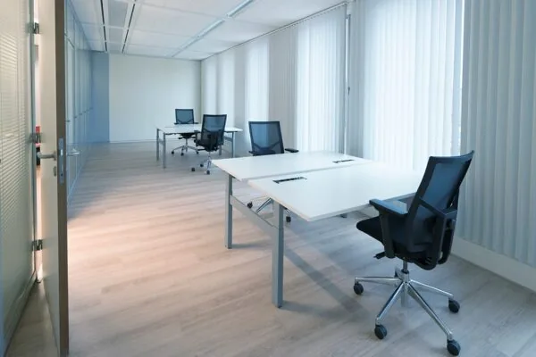 Moderne, lichte kantoorruimte met meerdere werkplekken aan het Handelsplein 59 in Amstelveen.