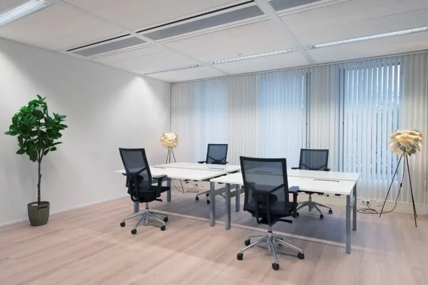 Moderne kantoorruimte met vier bureaus en ergonomische stoelen aan het Handelsplein 59 in Amstelveen.