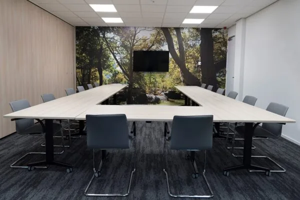 Vergaderruimte met U-vormige opstelling en natuurwand in kantoorruimte Handelsplein 59 in Amstelveen.