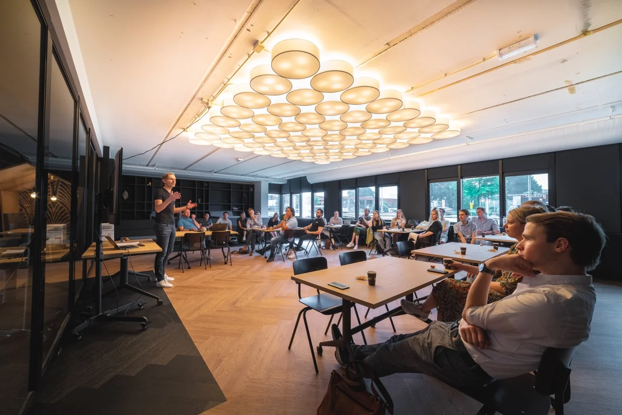 Presentatie in moderne vergaderruimte met publiek aan de Rietbaan 2-12 in Capelle aan den IJssel.
