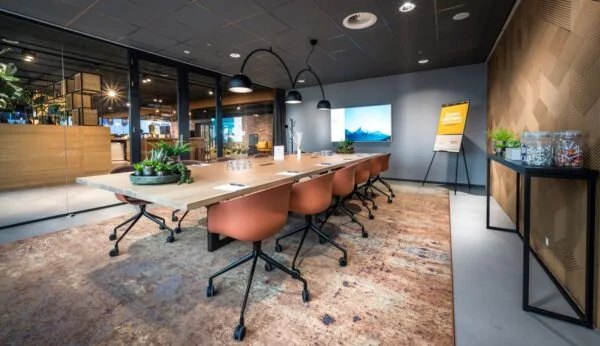 Moderne vergaderruimte in Rijnzathe 12, De Meern, met lange houten tafel, designstoelen en sfeervolle inrichting.