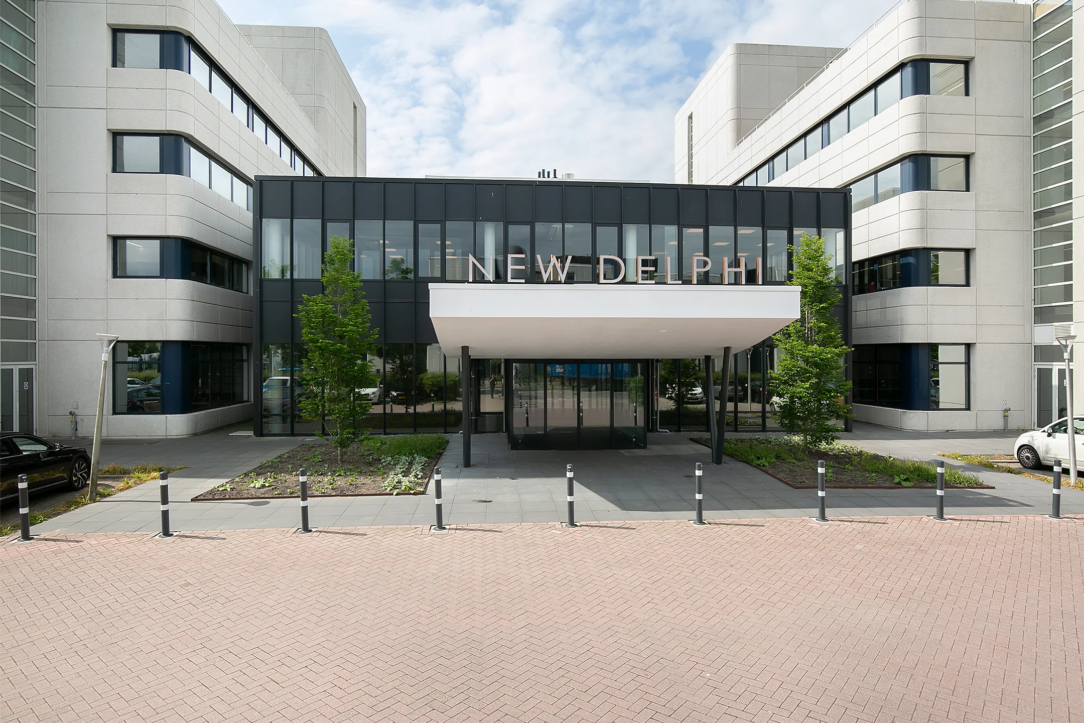 Vooraanzicht van het moderne kantoorgebouw "New Delphi" aan Rijnzathe 6 in De Meern.