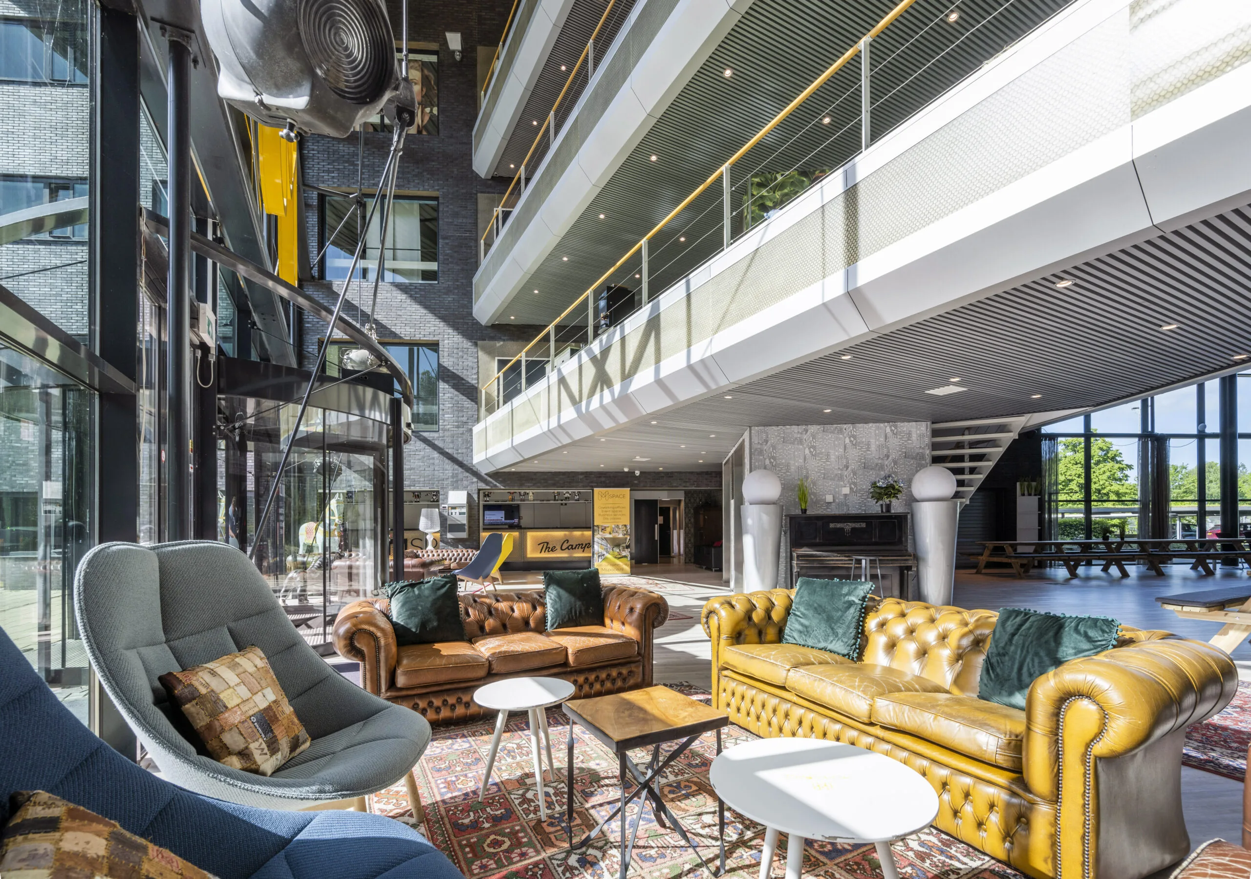 Een moderne, lichte lobby met comfortabele fauteuils en banken bij Keesomlaan 018.